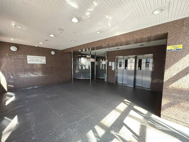 大和高田市神楽３丁目のアパートのエントランス