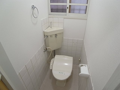 【トイレ】 | 駒ヶ林１丁目テラスハウス | 温水洗浄便座付き、窓が完備