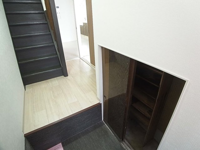 【玄関】 | 駒ヶ林１丁目テラスハウス | 玄関には靴箱も有ります