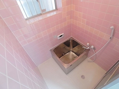 【浴室】 | 駒ヶ林１丁目テラスハウス | 追炊き付きお風呂、小窓も完備