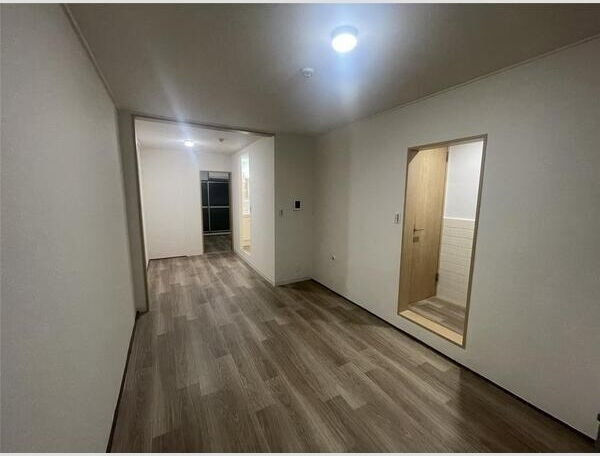 ナカジョウマンションの洋室