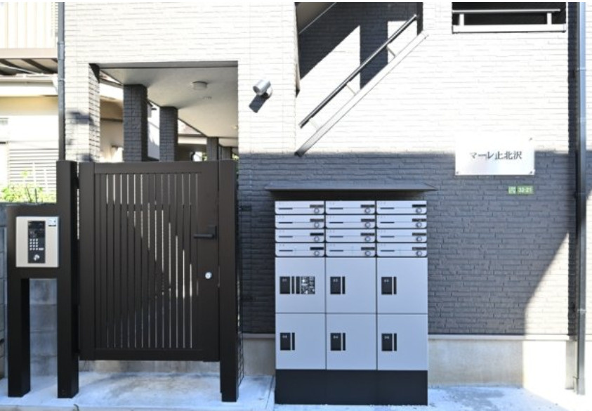 世田谷区上北沢５丁目のアパートのエントランス