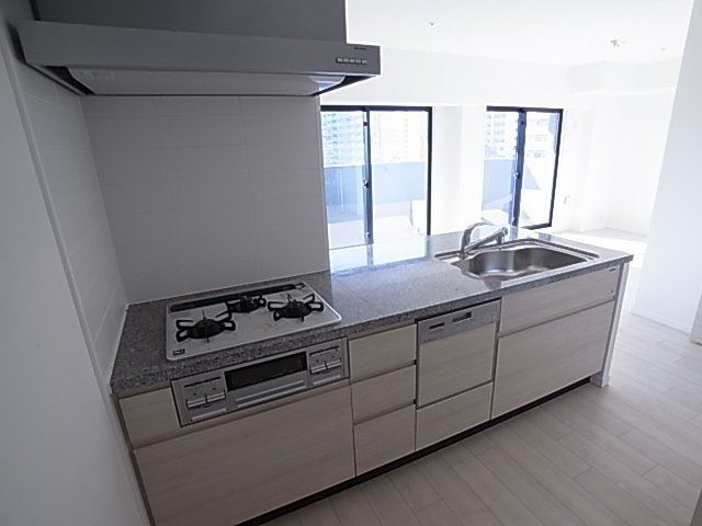 神戸市兵庫区湊町１丁目の賃貸マンションのキッチン|システムキッチン（ガス3口）
