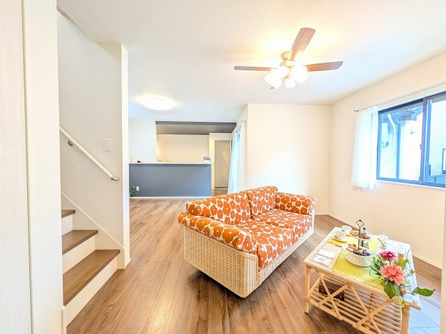 八王子市　楢原町　中古戸建ての居間・リビング|～18.6帖の明るいLDKで、家族団欒の時間をお過ごしいただけます～