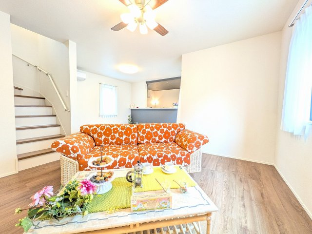 八王子市　楢原町　中古戸建ての居間・リビング|～18.6帖の明るいLDKで、家族団欒の時間をお過ごしいただけます～