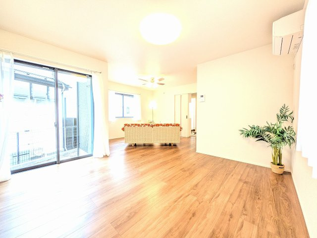 八王子市　楢原町　中古戸建ての内装|～18.6帖の明るいLDKで、家族団欒の時間をお過ごしいただけます～