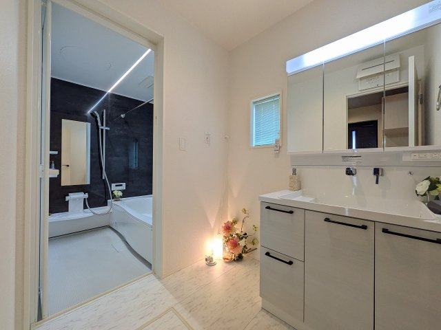 八王子市　楢原町　中古戸建ての脱衣所|～窓付きで明るい洗面所　換気もしやすいです～