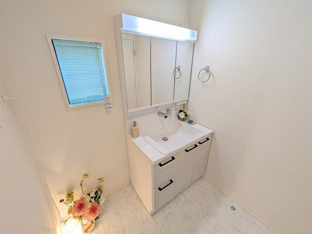 八王子市　楢原町　中古戸建ての独立洗面台|～３面鏡付きの独立洗面台　細々している物をスッキリ収納出来ます～