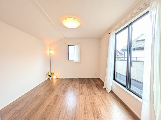 八王子市　楢原町　中古戸建ての寝室|～2階8.0帖の主寝室　ベッドなど大型家具のレイアウトもしやすい広さです～