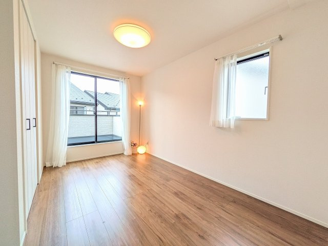 八王子市　楢原町　中古戸建ての子供部屋|～2階6.9帖の洋室　2面採光で明るく風通しの良いお部屋です～