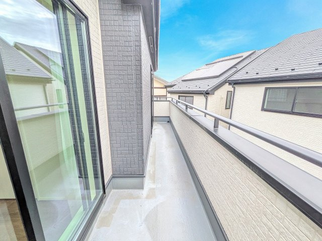 八王子市　楢原町　中古戸建てのバルコニー|～2部屋から出入り可能なバルコニー～