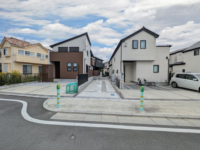 八王子市　楢原町　中古戸建ての前面道路含む現地写真|～西側8.8ｍ道路に面しています～