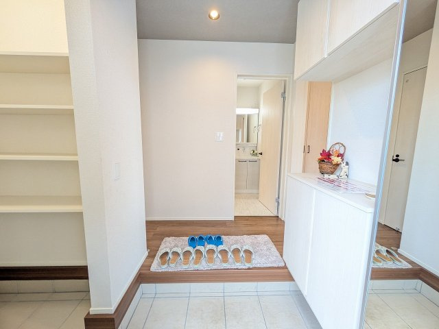 八王子市　楢原町　中古戸建ての玄関|～開放感のある玄関ホール～