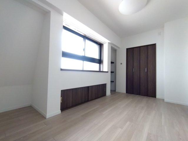 ライオンズマンション市川シティの洋室|明るい洋室です
