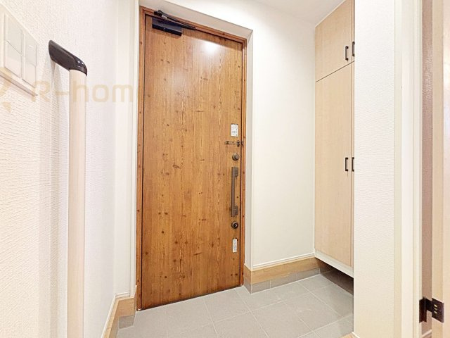 我孫子市青山台2丁目第1期　新築戸建て　1号棟の玄関|気持ちよくご家族やゲストを送迎できる穏やかな雰囲気の玄関♪大きな下駄箱で玄関廻りスッキリ♪