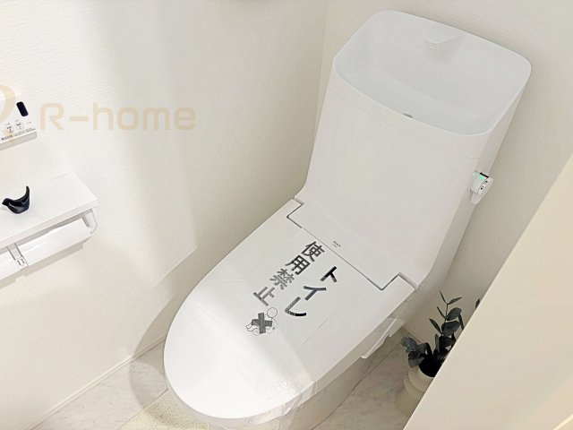 我孫子市青山台2丁目第1期　新築戸建て　1号棟のトイレ|温水洗浄便座付きのトイレ。
トイレが２ヵ所設置で朝の忙しい時間でも安心です。