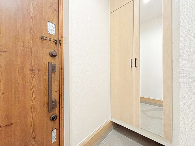 我孫子市青山台2丁目第1期　新築戸建て　1号棟の玄関|お出かけ時に嬉しいミラー付きのシューズボックス！