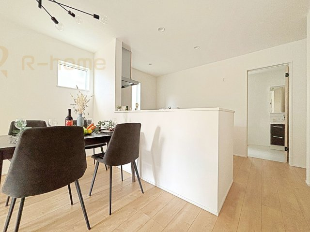 我孫子市青山台2丁目第1期　新築戸建て　1号棟のキッチン|リビングで遊ぶお子様にも目が届くカウンターキッチン！