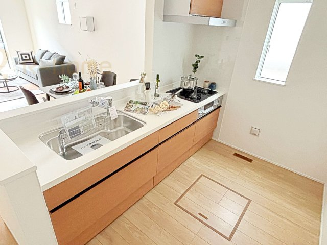 我孫子市青山台2丁目第1期　新築戸建て　1号棟のキッチン|料理をしながら家族とコミュニケーションが取れる対面式システムキッチン。