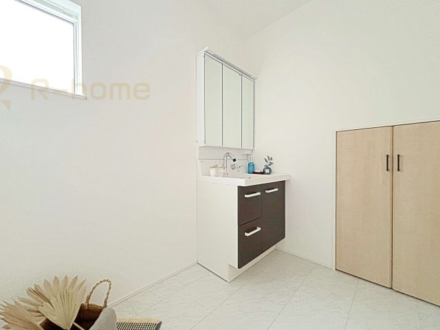 我孫子市青山台2丁目第1期　新築戸建て　1号棟の洗面所|三面鏡の使いやすい洗面台です。忙しい朝も家族みんなで身支度可能なスペース。