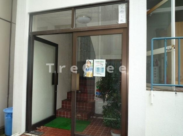 文原ビルのエントランス