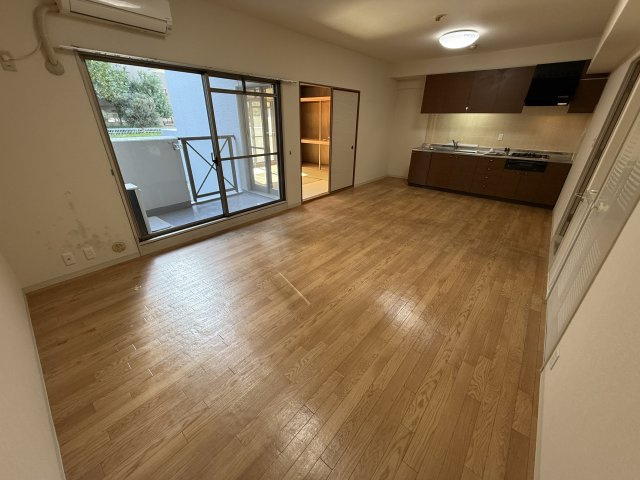 アーバンパーク緑地公園の居間・リビング