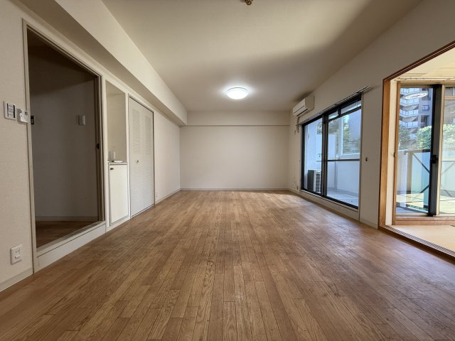 アーバンパーク緑地公園の居間・リビング