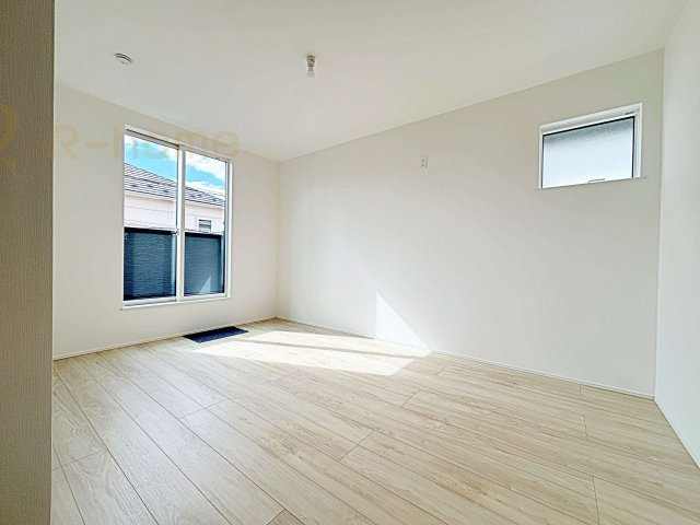 我孫子市青山台2丁目第1期　新築戸建て　2号棟の洋室|2面窓の風通しの良い洋室です♪差し込む暖かな陽当たりで、室内がくつろげる空間に早変わりです♪