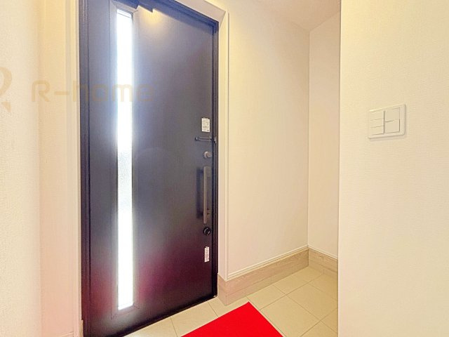 我孫子市青山台2丁目第1期　新築戸建て　2号棟の玄関|玄関には便利なシューズインクロークを設置。アウトドア用品やベビーカーなどの収納に役立ちますね♪