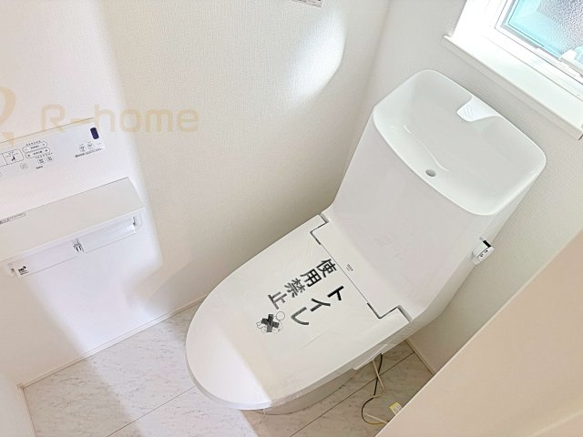 我孫子市青山台2丁目第1期　新築戸建て　2号棟のトイレ|温水洗浄便座付きのトイレ。
トイレが２ヵ所設置で朝の忙しい時間でも安心です。