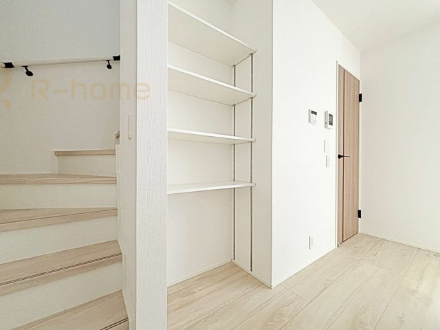 我孫子市青山台2丁目第1期　新築戸建て　2号棟の収納|リビングに便利な収納棚！可動棚付きで整理整頓ラクラク♪