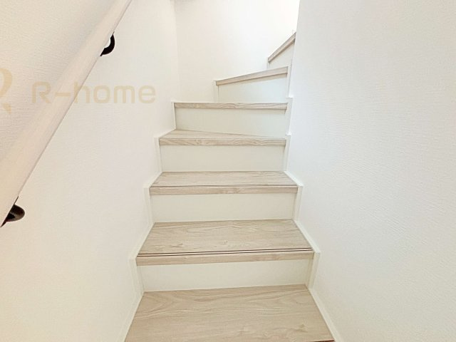 我孫子市青山台2丁目第1期　新築戸建て　2号棟の内装|手すりのついた階段！小さなお子様の利用も一安心です♪