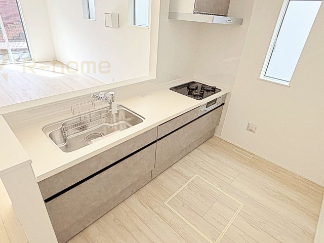 我孫子市青山台2丁目第1期　新築戸建て　2号棟のキッチン|料理をしながら家族とコミュニケーションが取れる対面式システムキッチン。