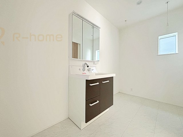 我孫子市青山台2丁目第1期　新築戸建て　2号棟の洗面所|三面鏡の使いやすい洗面台です。広々とした洗面所には嬉しいランドリースペース付き♪