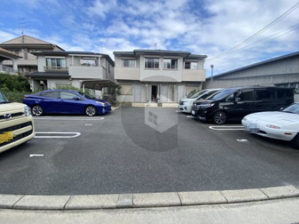 ブランフルーレの駐車場