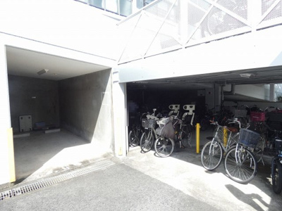 【駐輪場】 | コスモヒルズ北野田 | 【駐輪場】屋根ございますので、雨で自転車やバイクが濡れないのは、嬉しいポイントですね！