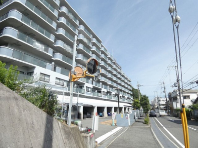 【外観】 | コスモヒルズ北野田 | ＬＤＫ約１６．６帖♪大きな窓のあるリビングは、陽光あふれる明るい空間です！居心地良く、ご家族皆がゆったり寛げる憩いの空間となりそうです♪