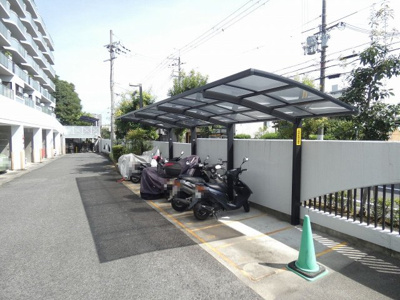 【駐輪場】 | コスモヒルズ北野田 | ３口コンロの使いやすいキッチンですよ！カウンターもあるので、配膳や片付けがスムーズにできますよ！