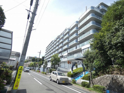 【外観】 | コスモヒルズ北野田 | 洗面室へはキッチンからと廊下からの２方向から出入りできるので、家事の効率も上がりますね！