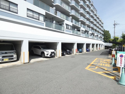 【駐車場】 | コスモヒルズ北野田 | 洗面室へはキッチンからと廊下からの２方向から出入りできるので、家事の効率も上がりますね！