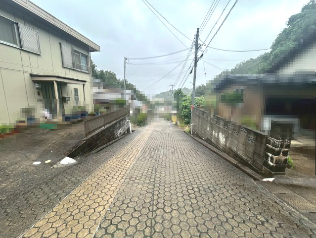【成約済】舞鶴市字行永の前面道路含む現地写真|緑に囲まれた閑静な住宅地です。