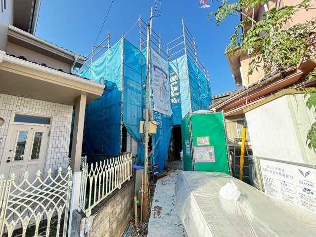 上尾市小泉13期　新築戸建　グラファーレ01の前面道路含む現地写真