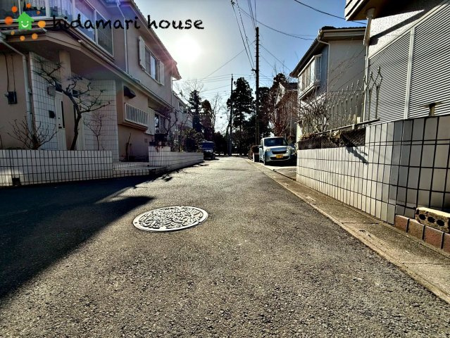 上尾市小泉13期　新築戸建　グラファーレ01の前面道路含む現地写真