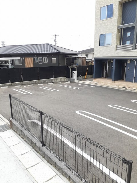 バレンティーノ　４６の駐車場|駐車場