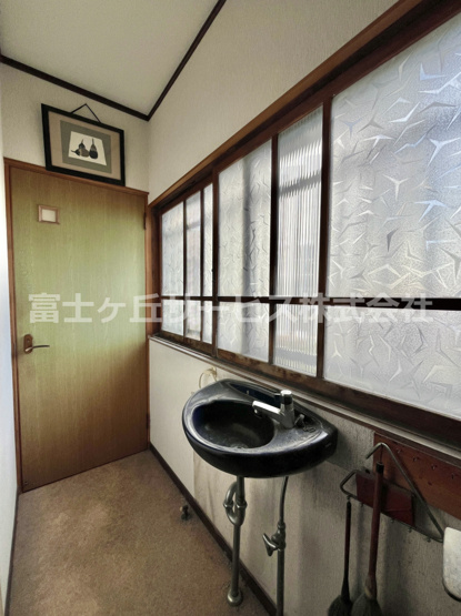 【洗面所】 | 磐田市見付東坂　中古住宅 | トイレ前の手洗い