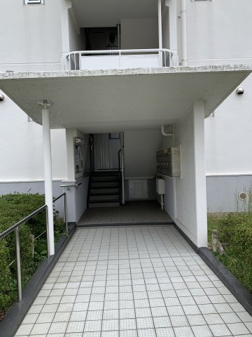 名谷１５団地　６４号棟のエントランス