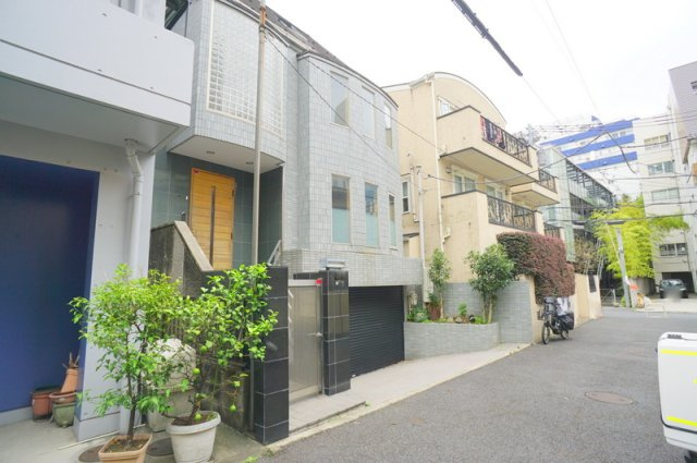 南平台町　土地の外観|☆上物有り☆
平成4年8月築
木・鉄筋コンクリート造スレート葺地下1階付3階建
1階60.84㎡、2階62.82㎡、3階13.50㎡、地下1階62.09㎡