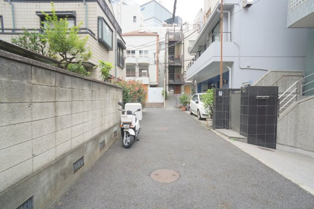 南平台町　土地の前面道路含む現地写真|北西側　私道　幅員約3.5m