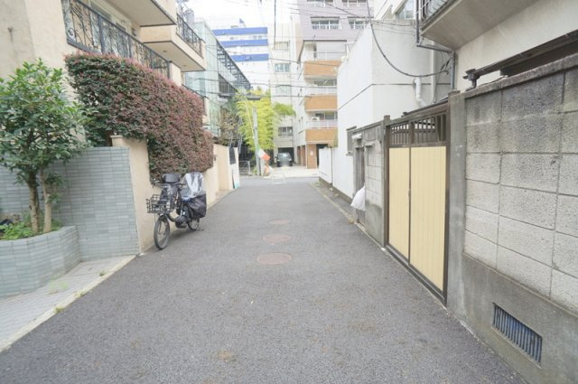 南平台町　土地の前面道路含む現地写真|北西側　私道　幅員約3.5m