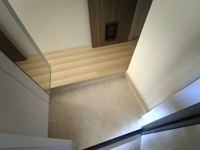 神戸市兵庫区熊野町３丁目のアパートの玄関